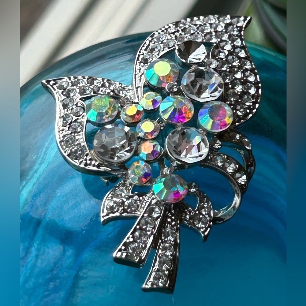 Vintage Leaf & Flowers Aurora Borealis Rhinestone Brooch Measures approximately - Picture 4 of 7